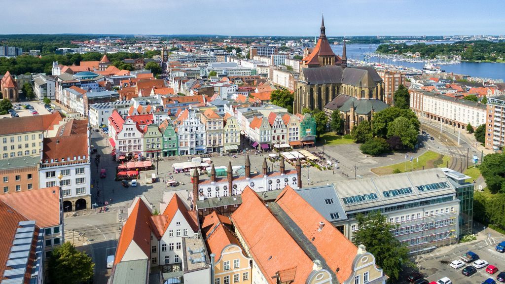 Rostock bietet mit seinen prachtvollen Fassaden die Kulisse für den 38. Internationalen Hansetag. von © Rostock-Marketing/ Sebastian Krauleidis