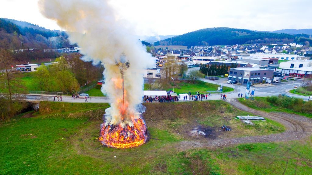 Das Osterfeuer in Würdinghausen wird im Industriegebiet angezündet. von Sinan Heimes
