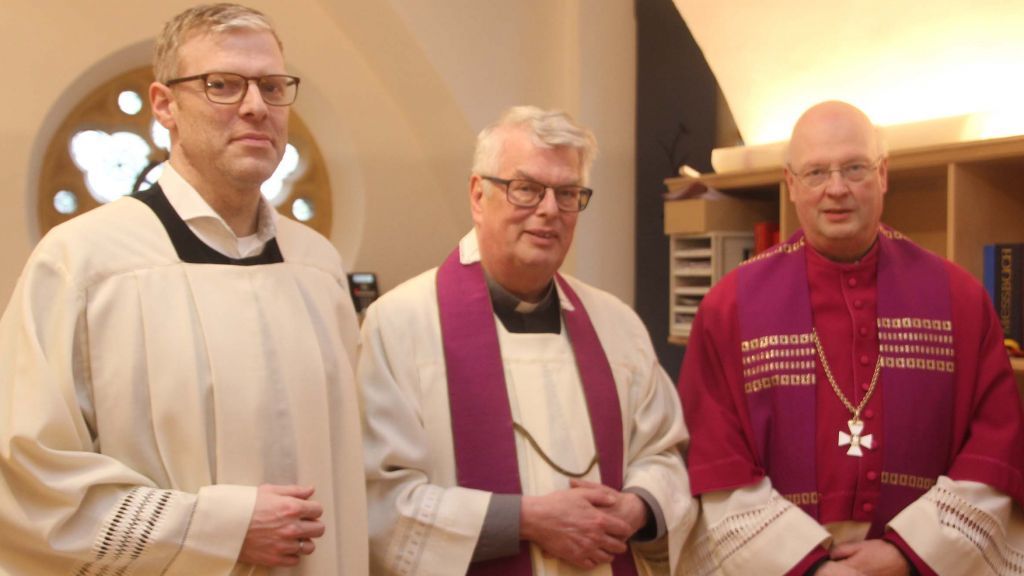 Generalvikar Alfons Hardt (rechts) installierte in der Krypta des Hohen Doms Michael Kleineidam (Mitte) als neuen Pfarrer von St. Severinus Wenden (links: Alexander Schlüter vom Sekretariat Kirchenrecht im Generalvikariat). von Erzbistum Paderborn