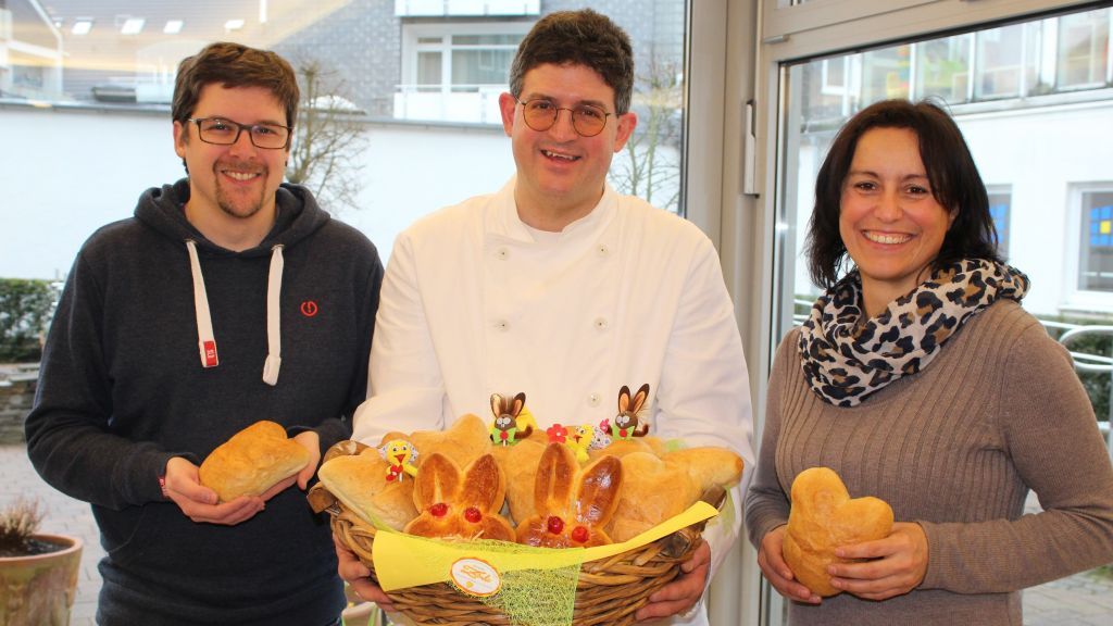 Bäckermeister Andreas Zinke übergab (Mitte) die Ostersemmel an Dori Klotz (rechts), Pflegedienstleiterin der Caritas-Station Olpe, und Fabian Henzgen (links), Pflegedienstleitung des Seniorenhauses Gerberweg. von privat