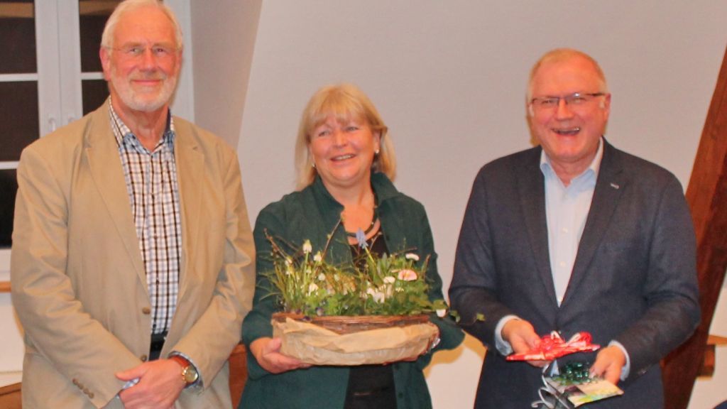 Vorsitzender Dr. Stephan Schlösser (rechts) dankte dem Ehepaar Behme für ihr jahrelanges ehrenamtliches Engagement. von privat