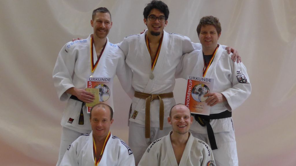 Jörg Götzen (stehend links) und Manuel Cordes (stehend rechts) mit Mannschaftskammeraden der JKG Siegen. von privat