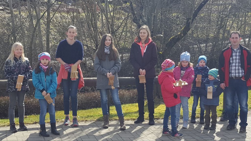 Eine Gruppe Kinde rund Jugendlicher mit Klappstern in Niederhelden. von Barbara Sander-Graetz