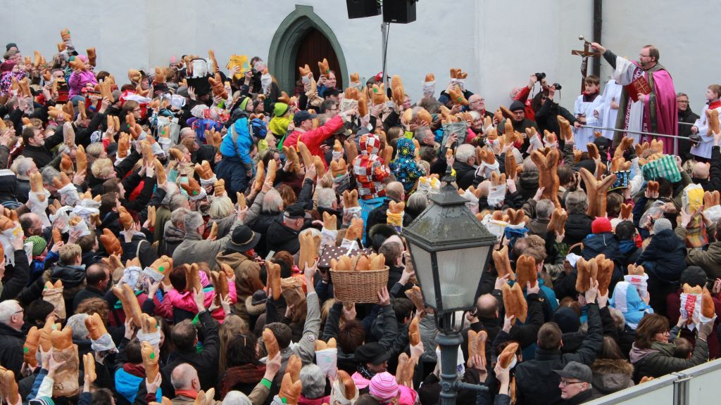 Semmel segnen ist der Auftakt des Osterbrauchtums am Karsamstag von Barbara Sander-Graetz