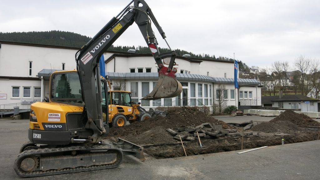 Wo in Zukunft Gäste die Biergarten-Atmosphäre genießen sollen, rollt derzeit noch ein Bagger über den Schützenplatz. von privat