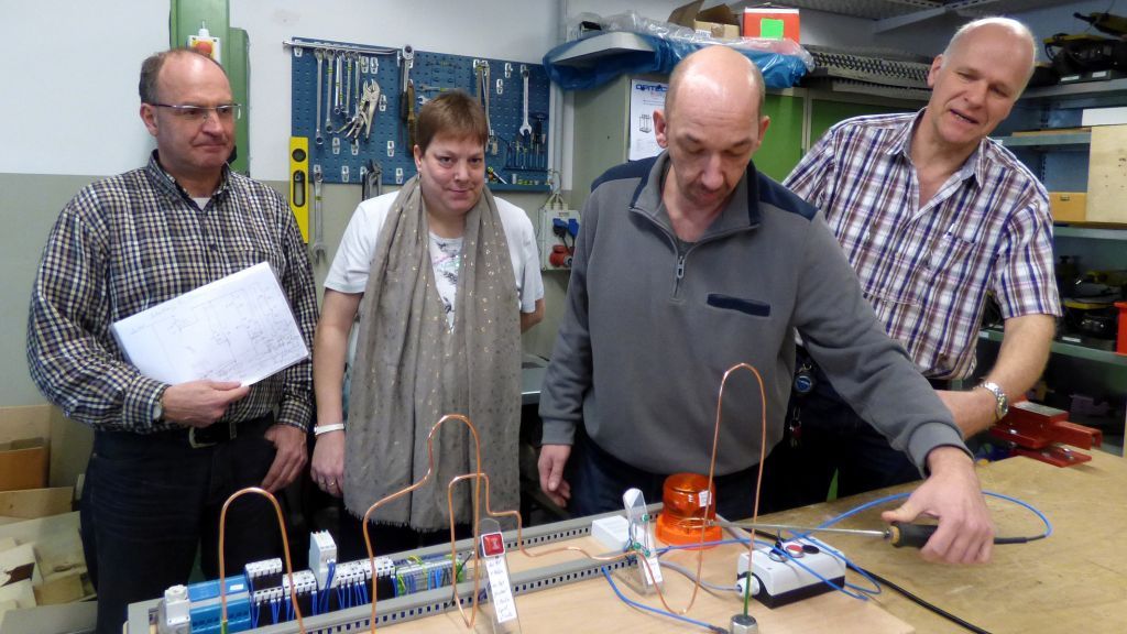 Michael Laukant, Diana Stelzmann, Frank Jahnke (v.l.) gewannen beim Bau des „Heißen Drahtes“ erste elektrotechnischen Erfahrungen. Unterstützung haben sie von Kursleiter Christoph Duwe (r.) erhalten. von privat