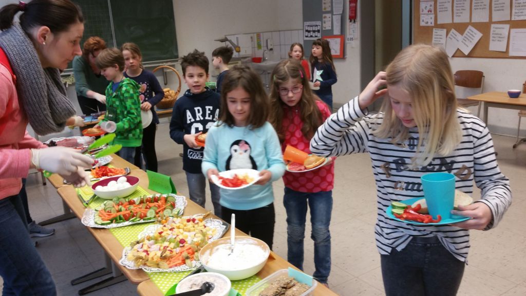 Die Schüler der St. Agatha Grundschule freuten sich über das gesunde Frühstück. von privat