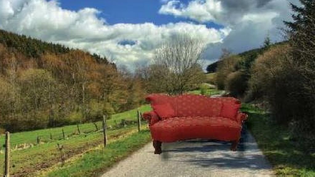 Runter von der Couch und ab zu Camino: So wirbt der Caritas-Hospizdienst für die Teilnahme an den Info-Abenden. von privat