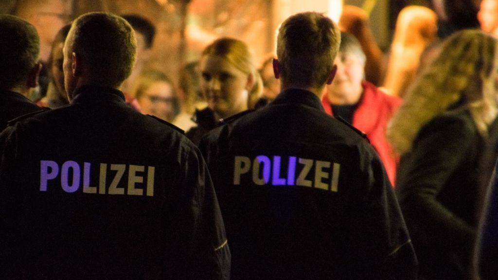 Für Sicherheit sorgen und Präsenz zeigen, wie hier auf dem Stadtfest in Lennestadt 2017, gehört zu den zahlreichen Aufgaben von Polizisten. von Symbol Sven Prillwitz