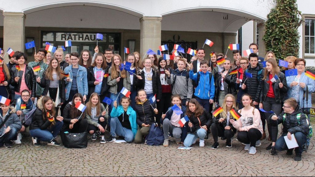 Gruppenfoto vor dem Rathaus: Die französischen und die deutschen Schüler verstehen sich bestens. von privat