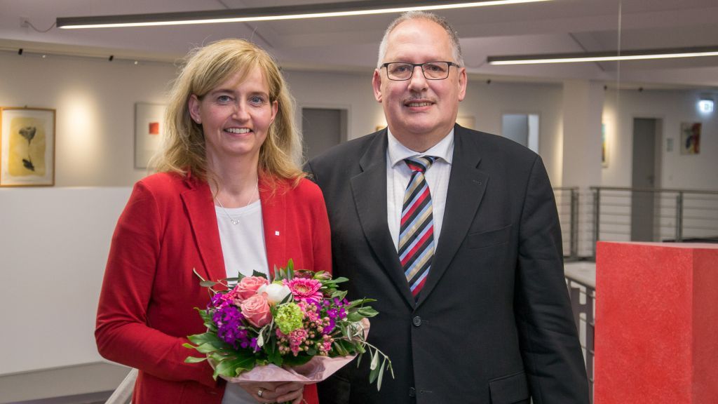 Petra Klör (links) mit Werner Rudolph (rechts) feierte jetzt Dienstjubiläum bei der Sparkasse ODW. von Sparkasse ODW