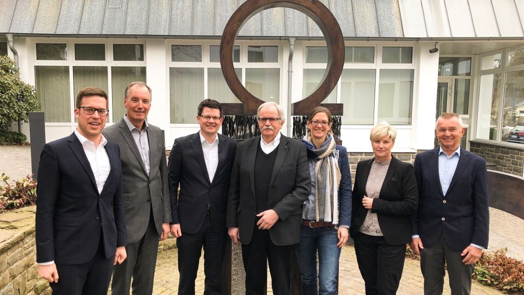 Von links: Florian Müller, Chef der CDU-Drolshagen, Bundestagsabgeordneter Matthias Heider, Christian Hermann, Theodor Hermann, Personalleiterin Teresa Mason-Hermann, Geschäftsführerin Technik Katarina Brück, Gesellschafter Rainer Fiala. von privat