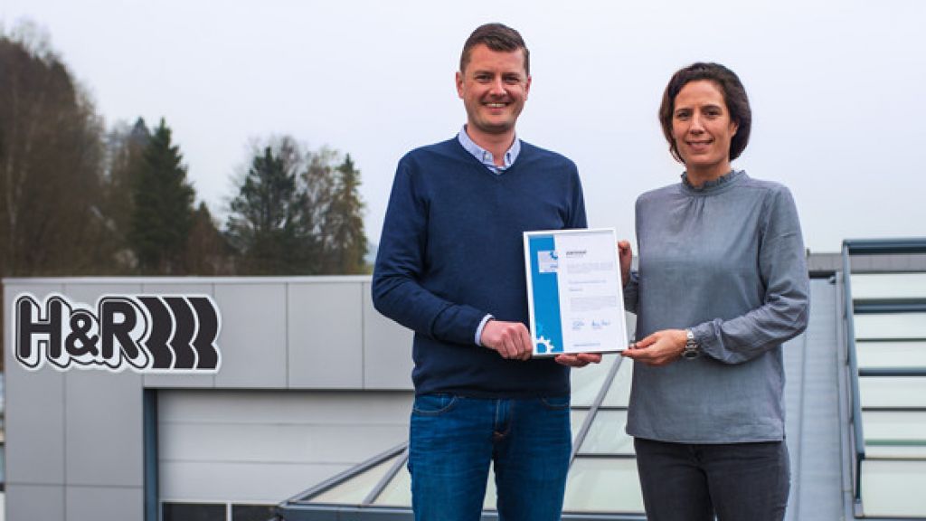 Die Geschäftsführung von H&R Medizintechnik: Danny Chr. Remmen und Helena Heine freuen sich über die Auszeichnung. von H&R Medizintechnik