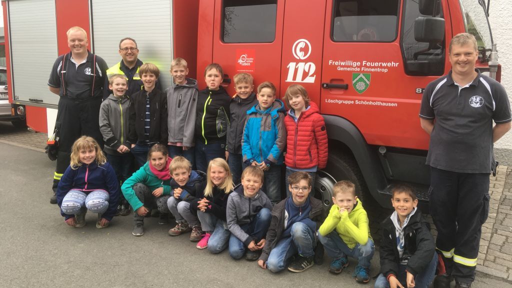 Die Drittklässler der Grundschule Schönholthausen lernten den richtigen Umgang mit einem Feuer kennen. von privat