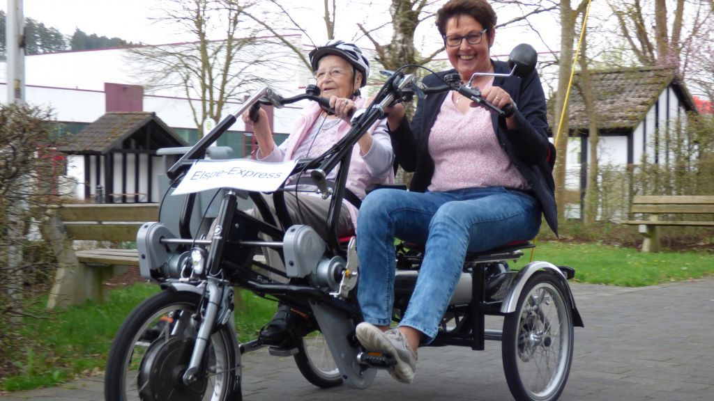 Sehr erfreut zeigten sich die Bewohner des Seniorenhauses Elspe über das angeschaffte Dreirad-Tandem-Rad: Ursula Pfeifer (Bewohnerin), Jutta Voß (Leitung Sozialer Dienst) (von links). von privat
