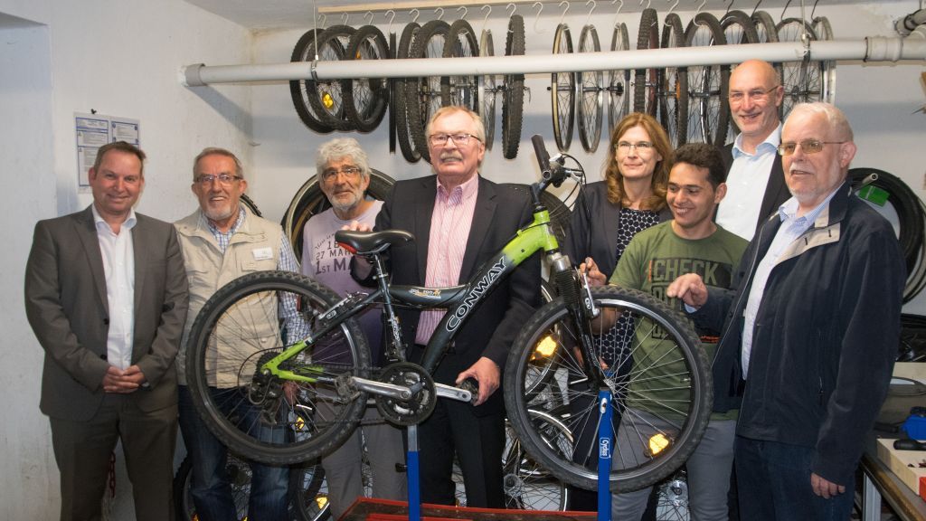 Landrat Frank Beckehoff (Bildmitte) und auch Bürgermeister Stefan Hundt (2. von rechts) besuchten die ehrenamtliche Fahrradwerkstatt in Altenhundem. von Christine Schmidt