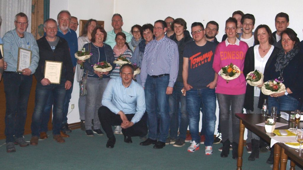 Die anwesenden ausgezeichneten Mitglieder des Sportvereins Würdinghausen. von privat