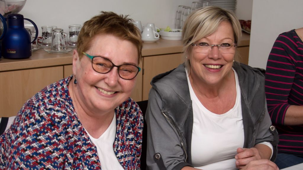 Barbara Berghaus (rechts) und Wilma Grewe-Leibe, beide an der Helios Klinik beschäftigt, hatten viel Spaß beim Kaffeetrinken. von Kirsten Buch