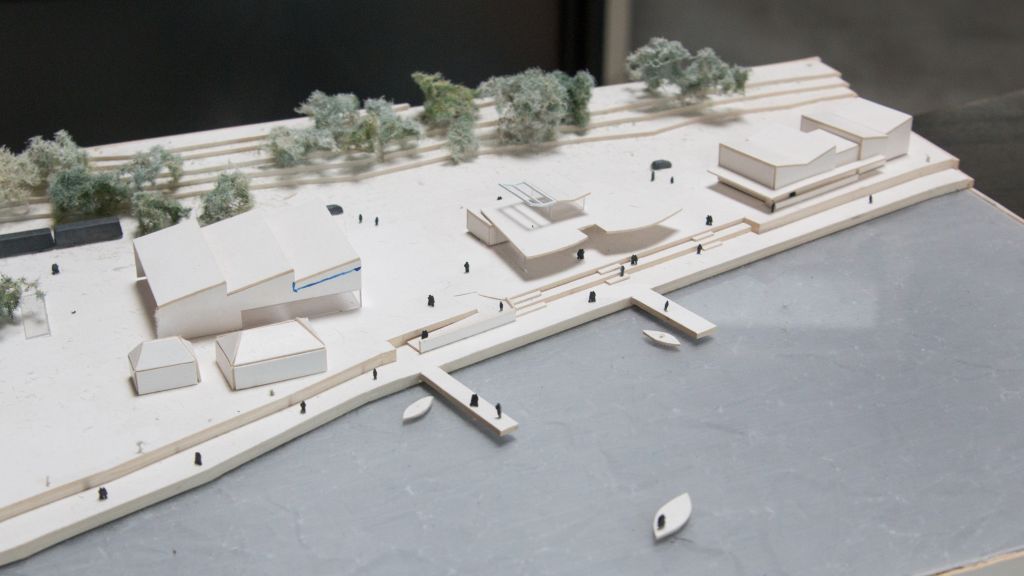 Das Modell zeigt es: Am Biggesee-Ufer in Olpe enstehen bald ein Hotel (rechts), ein Café (Mitte) und eine Event-Arena. von Christine Schmidt