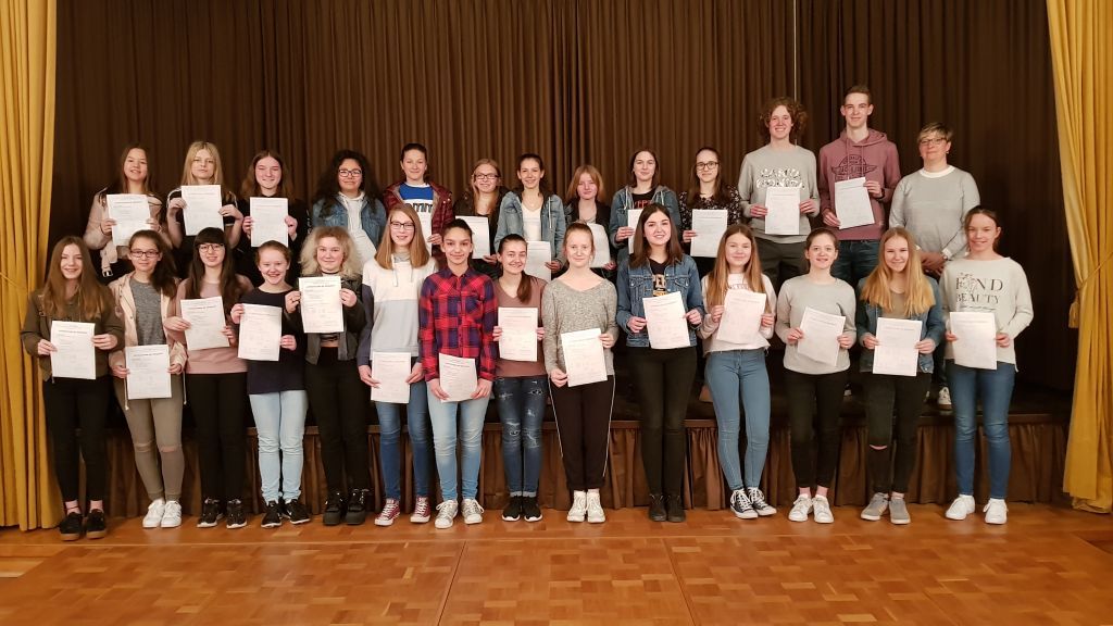35 Schüler des SGO bekamen das DELF-Zertifikat (Diplôme d’Études en Langue Française). Betreut wurden sie von Lehrerin Kerstin Höhbusch (rechts). von privat