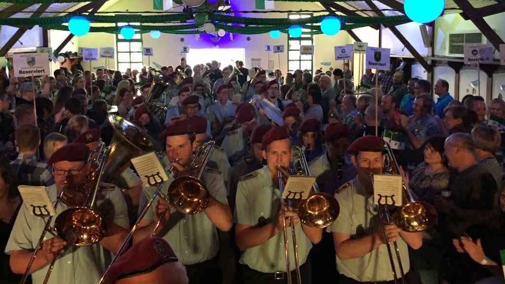 Tradition in Albaum: Der Musikverein eröffnet die Party mit Blasmusik. von Petra Hennemann