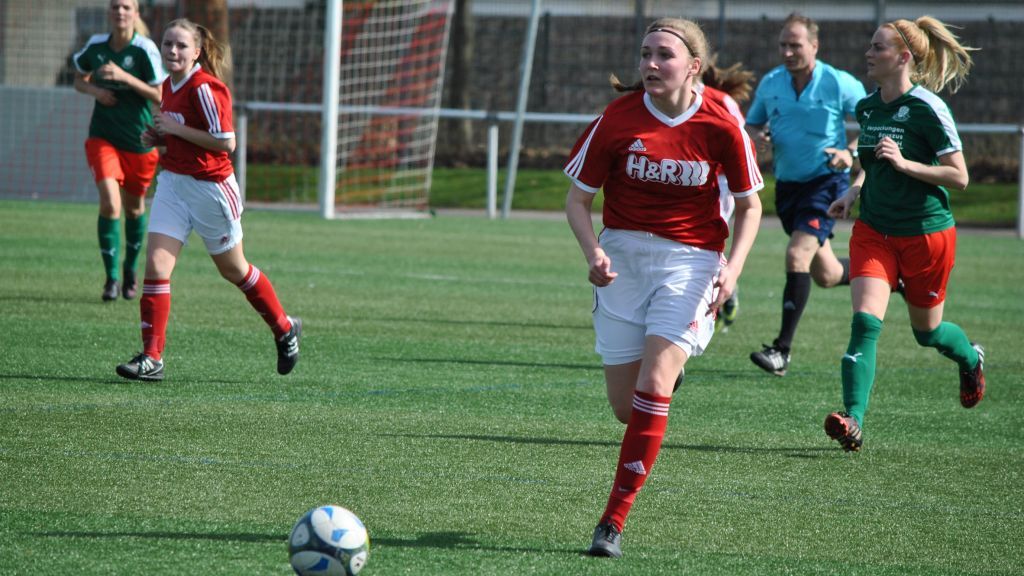 Eva Hochstein (vorn) gelangen vier Treffer für den FC Finnentrop. von privat