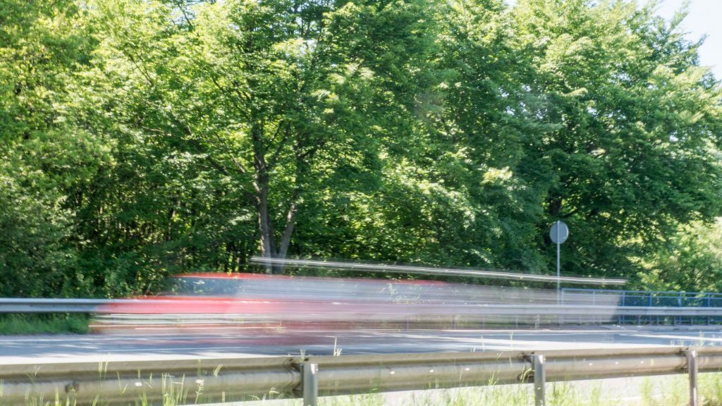 Unangemessene Geschwindigkeit ist eine der Hauptursachen für Unfälle. von Symbol Nils Dinkel