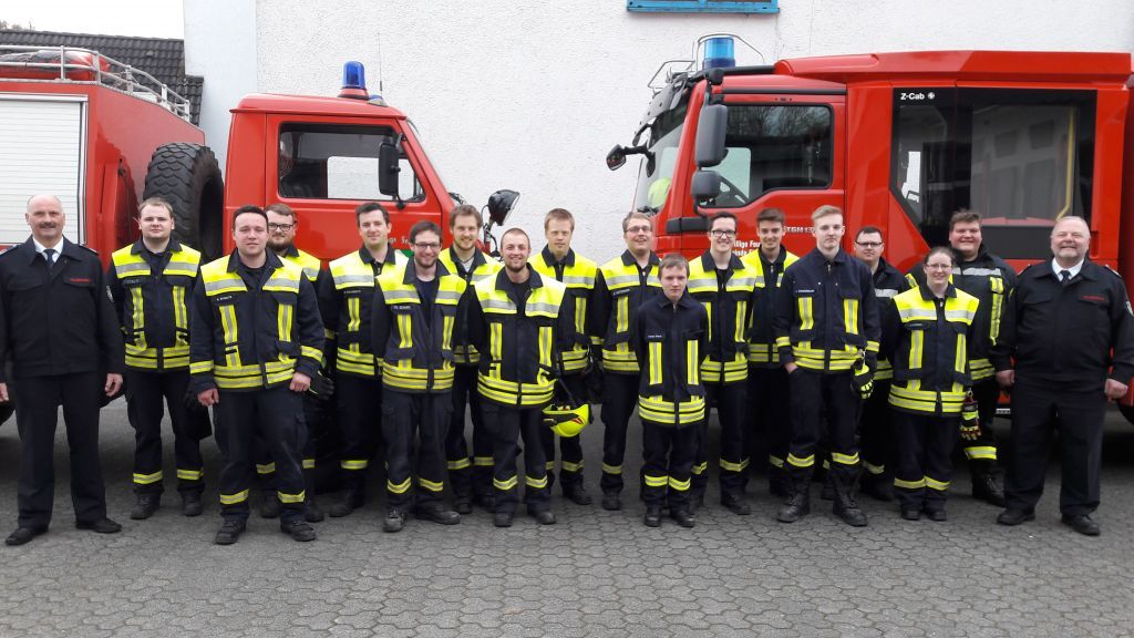 Die Teilnehmer mit Lehrgangsleiter GBI Werner Geueke und LdF Thomas Klein. von Feuerwehr Finnentrop