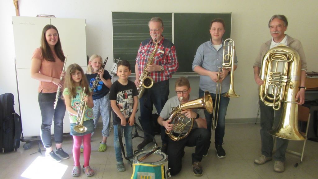 Musikschullehrer Michael Schmelter (Mitte) und Klassenlehrer Peter Filmer (rechts) mit einigen Schülern sowie Musikern des Musikvereins Bilstein. von privat