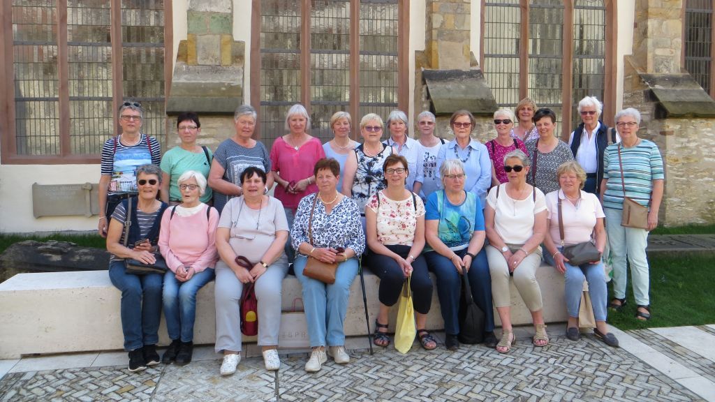 Die Mitarbeiterinnen der „Frauen in St. Martinus“ im Kreuzgang des Paderborner Doms gegenüber dem Drei-Hasen-Fenster. von privat