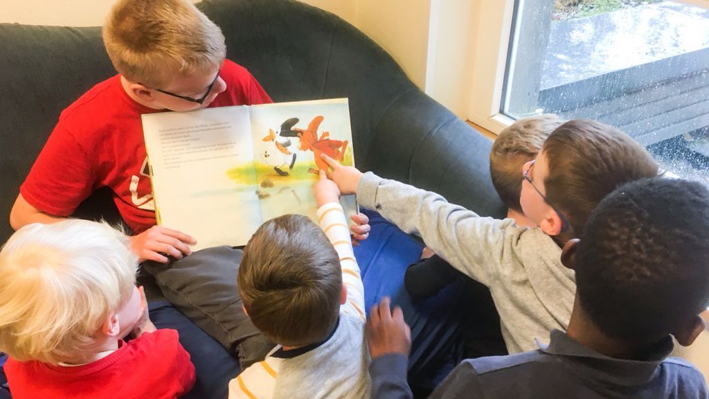 Vorlesen in Kombination mit Suchspielen: Niklas Heuel hat im St. Martinus-Kindergarten Olpe die volle Aufmerksamkeit der jungen Zuhörer. von Sven Prillwitz