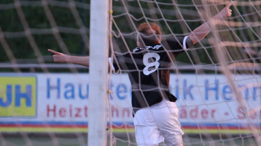 Der Jubel nach der Vorentscheidung: Oliver Weuste feiert sein Tor zum 2:0. Sieben Minuten später legte der Linksaußen des SC Drolshagen seinen zweiten Treffer nach. von Lukas Simon
