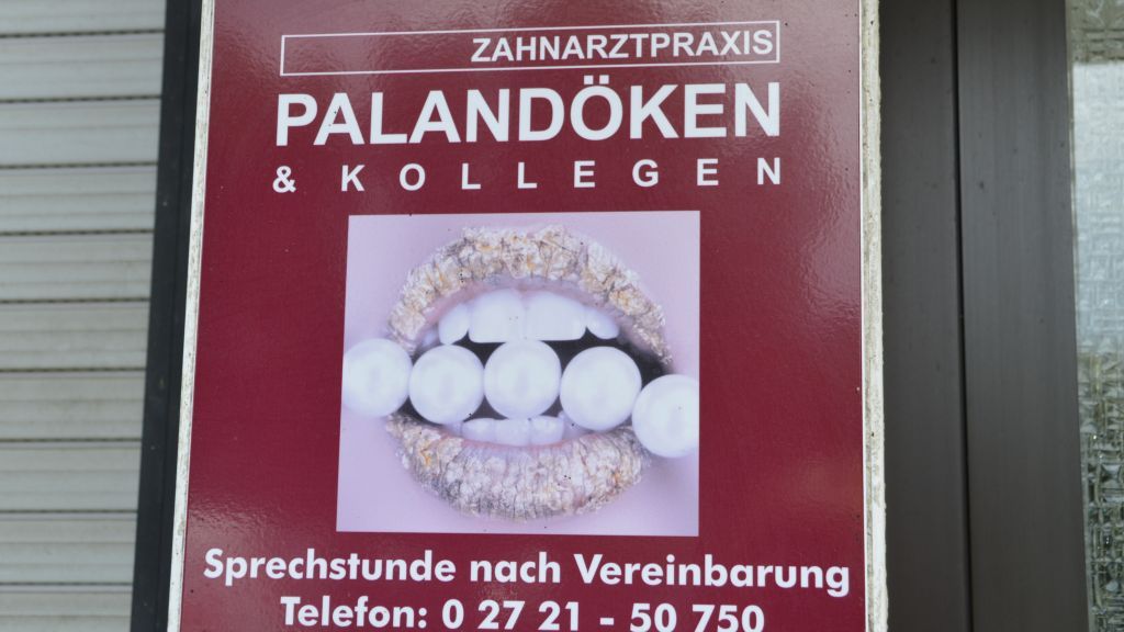 Nur noch bis zum 2. Mai in Heggen: Die Zahnarztpraxis Palandöken. von Barbara Sander-Graetz