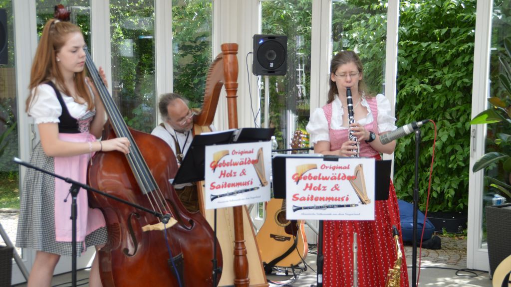 "Die Giebelwälder Holz &  Saitenmusi" spielt im Seniorenhaus St. Liborius. von Barbara Sander-Graetz