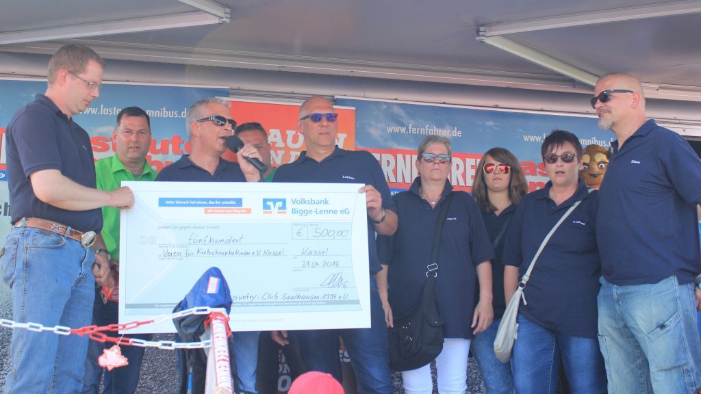 Die Mitglieder des Country Club Saalhausen überreichten eine Spende an die Kinderkrebshilfe in Kassel. von privat