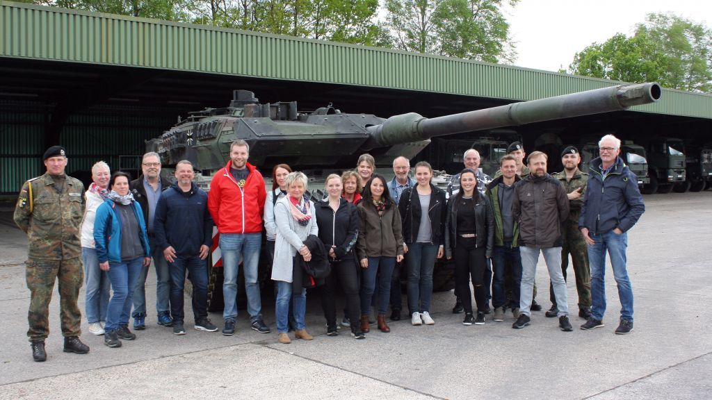 Das Team der Stadtverwaltung Lennestadt beim Besuch des Panzerbataillons in Augustdorf. Ganz links: Kompaniefeldwebel Holger Schulte. von Stadt Lennestadt