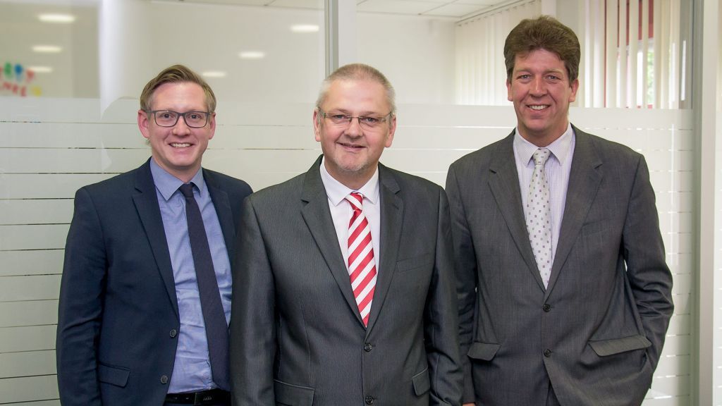 Michael Kebben (Mitte) übernimmt nun die Geschäftsstelle der Sparkasse in Wenden und tritt somit die Nachfolge von Björn Scheper (links) an. von Sparkasse Olpe-Drolshagen-Wenden