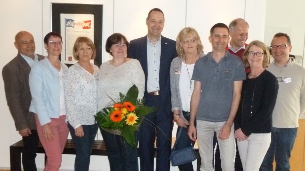 Die Vorsitzenden der Partnerschaftsvereine Nadine Schott (Gif-sur-Yvette, 4.v.l.) und Martin Dietzmann (Olpe, 4.v.r.) bei der Verabschiedung durch Bürgermeister Peter Weber (Mitte) und Delegierte beider Städte. von privat