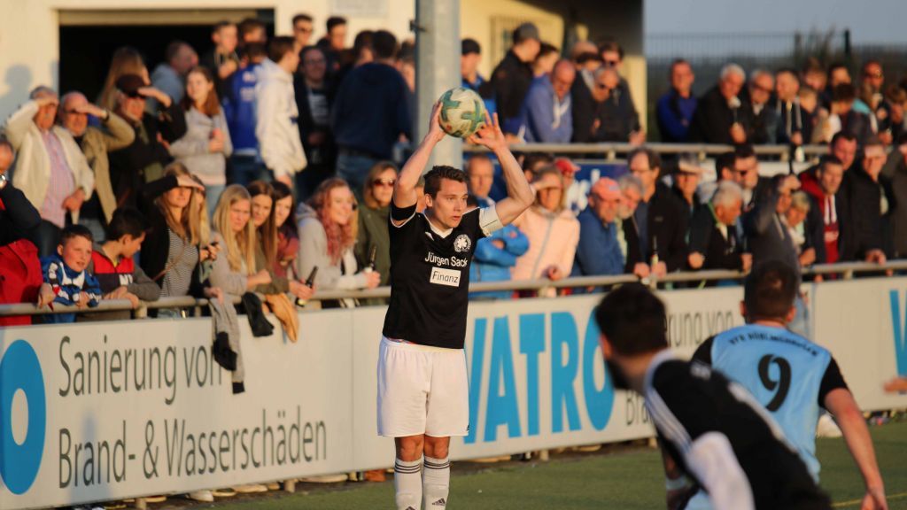 Der SC Drolshagen (in Schwarz-Weiß) setzte sich am Donnerstag „Am Birkendrust“ deutlich mit 3:0 gegen den VfR Rüblinghausen durch. von s: Lukas Simon