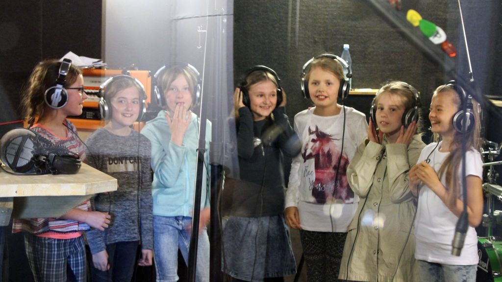 Vierzehn Kinder aus verschiedenen Chören nahmen den neuen Song auf. von privat