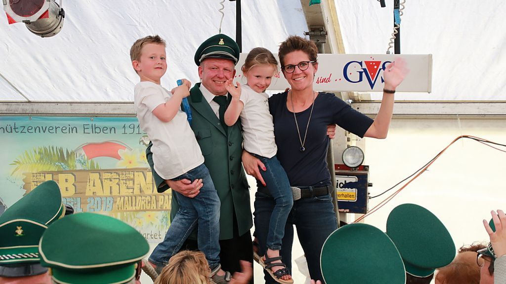 Mit dem neuen Schützenkönig Guido Clemens freuen sich seine Frau Anna sowie die zwei Kinder Tom (6) und Mattea (4). von Thomas Fiebiger