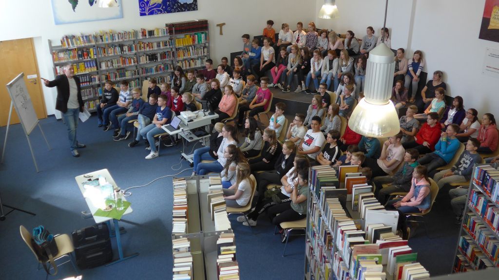 In der Schulbibliothek gab Hans-Jürgen Feldhaus den über 100 Schülern aus der Klasse 6  eine Kostprobe aus seinen Büchern. von privat