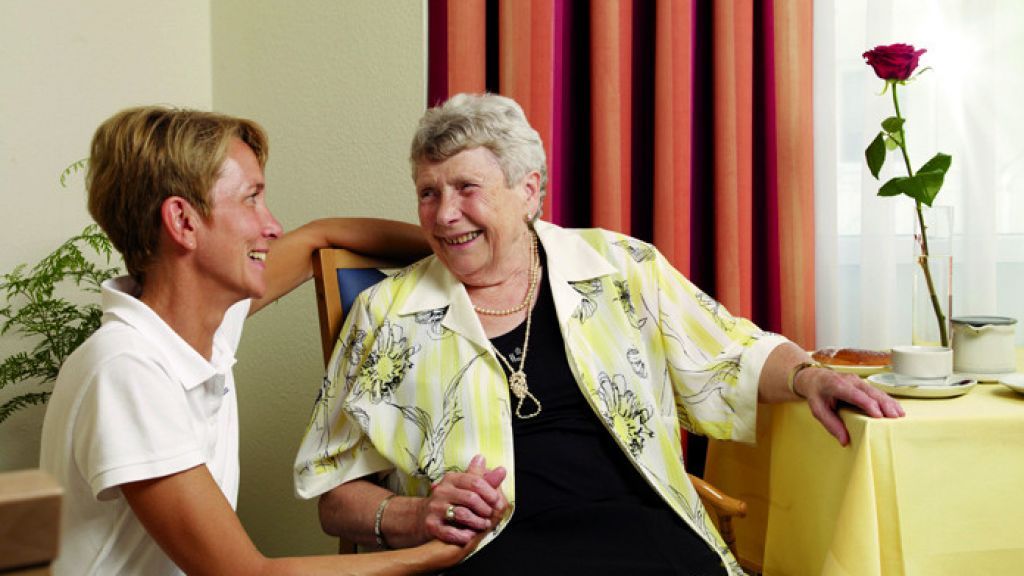 Die Leitung der Senioreneinrichtung Ulrike Klein freut sich zusammen mit Bewohnerin Magret Huckestein und dem gesamten Team auf viele Gäste am Tag der offenen Tür. von KHS