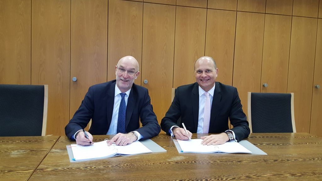 Lennestadts Bürgermeister Stefan Hundt und Rayonex-Geschäftsführer Dietmar Heimes (rechts) unterzeichneten die Verträge. von privat