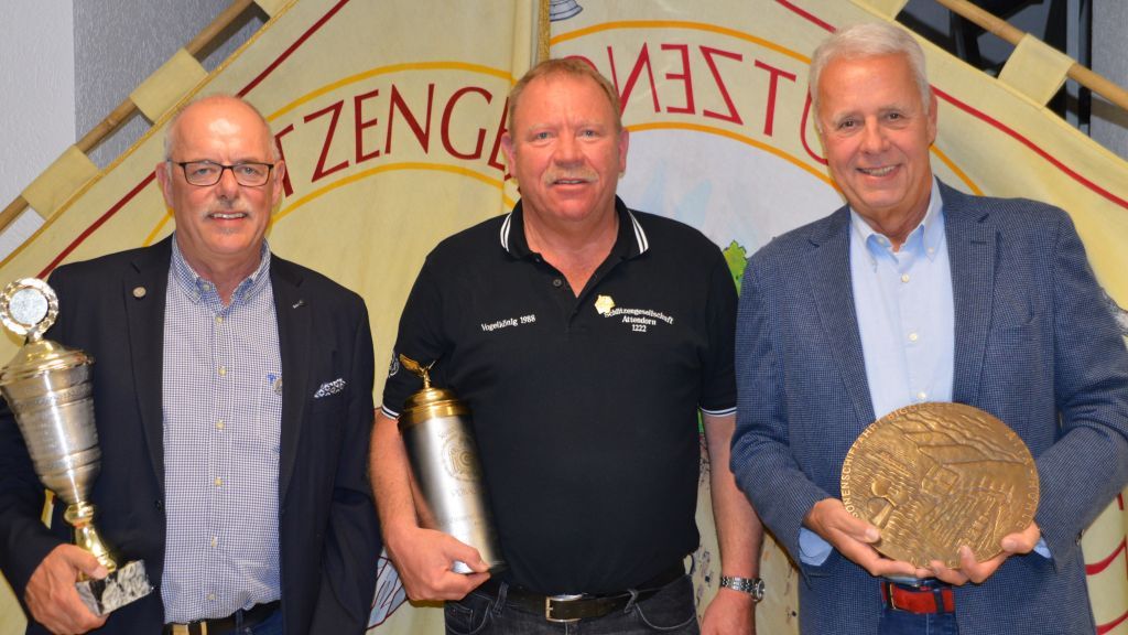 Die Gewinner des diesjährigen Pokalschießens: Rolf Faßbender, Wolfgang Höffer und Franz-Josef Karthaus (v.l.). von Barbara Sander-Graetz