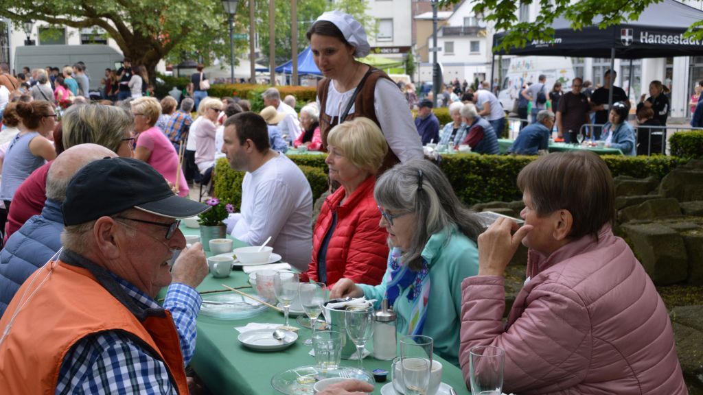 Die Tische für das Hansefrühstück waren immer belegt. von Barbara Sander-Graetz