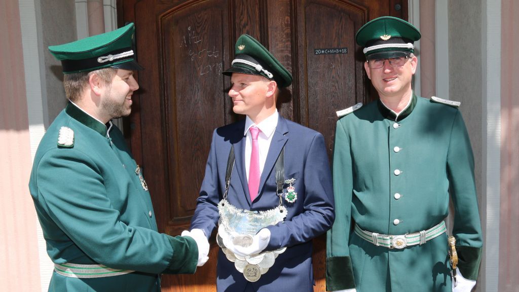 Dominik Arens (Mitte) überreichte seinen Königsorden an Major Benedikt Grebe (links). Rechts im Bild zu sehen ist Hauptmann Georg Scheiwe. von privat