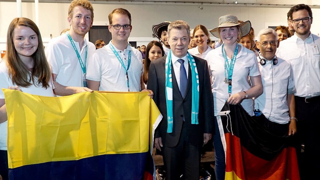 Einige Mitglieder von "Lazos de amistad" mit dem kolumbianischen Präsidenten Juan Manuel Santos (Mitte). von Marcel Krombusch
