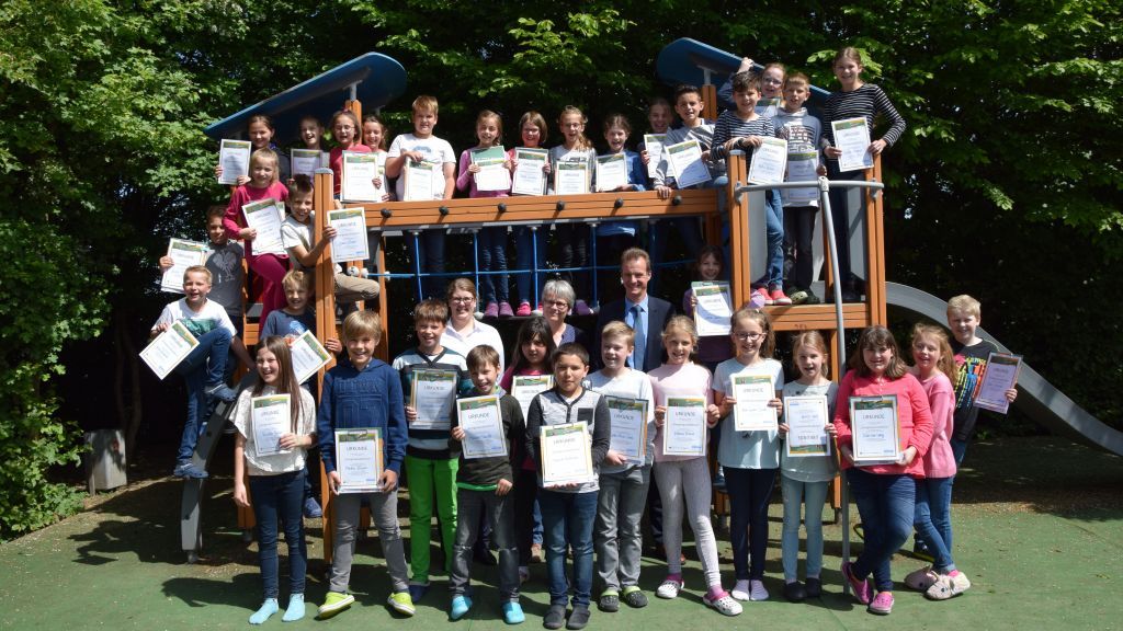 38 Schüler bekamen die Urkunde von Bürgermeister Bernd Clemens überreicht. von privat