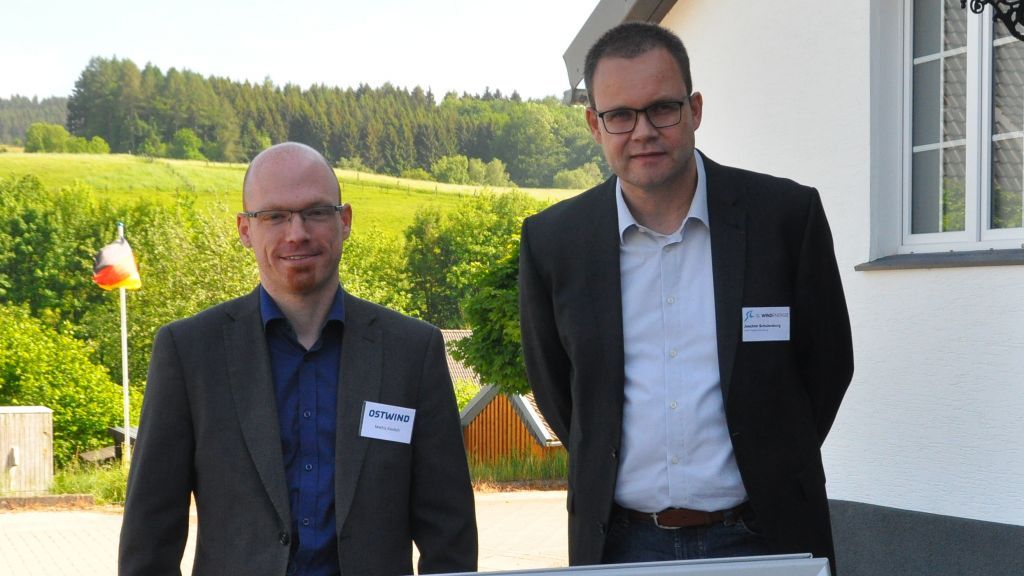 Mathis Kieslich, Leiter der Ostwind-Niederlassung West, und Joachim Schulenburg, Leiter der Projektentwicklung bei SL Windenergie, beim Infotag Windenergie in Serkenrode. von Ina Hoffmann